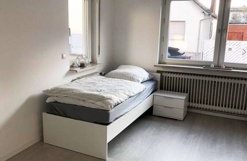 Egelsbach Apartamento | FR04 holiday apartment with satellite TV, kitchen & WiFi