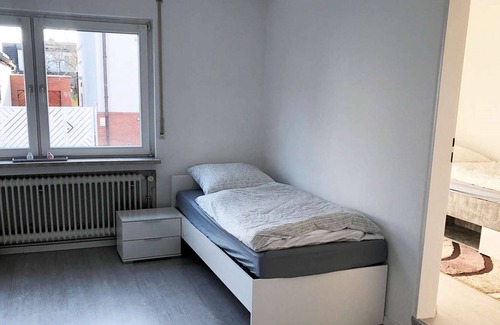 Egelsbach Apartamento | FR04 holiday apartment with satellite TV, kitchen & WiFi