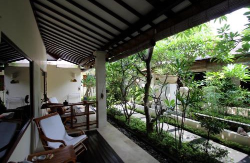 Lovina Casa | Frangipani Beach Hotel