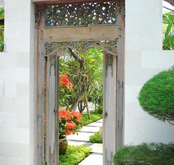 Lovina Casa | Frangipani Beach Hotel