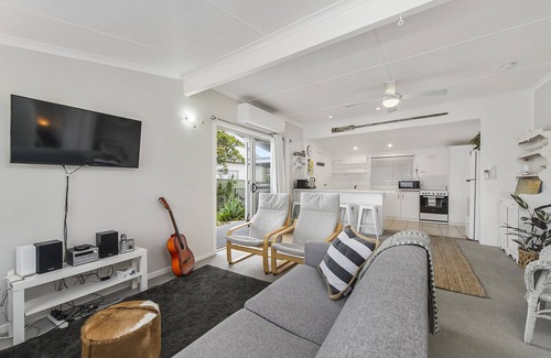 North Haven Cabaña | Frangipani Cottage - walk to river, beach, eateries