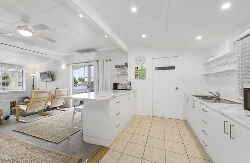 North Haven Cabaña | Frangipani Cottage - walk to river, beach, eateries