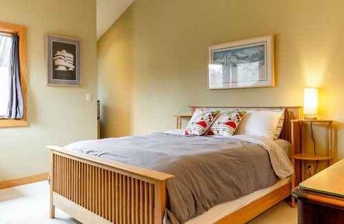Brookfield Casa | Frank Lloyd Wright-inspired stay minutes from MKE