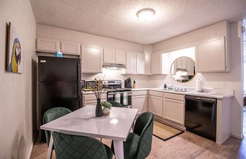 Lubbock Casa | Frankford Townhomes "C" - Central/Garage/Sleeps 4