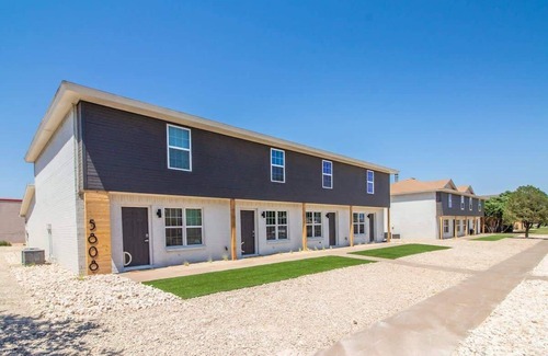 Lubbock Casa | Frankford Townhomes "C" - Central/Garage/Sleeps 4