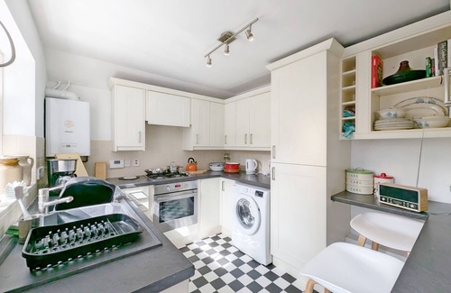 Emsworth Cabaña | Frankland House - sleeps 4 guests in 2 bedrooms