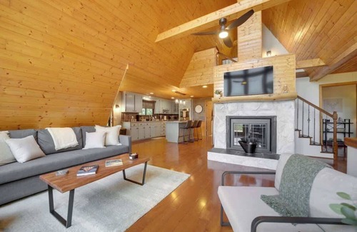 Franklin Casa | Franklin A-Frame with Hot Tub and Mountain Views - NEW TO VRBO!