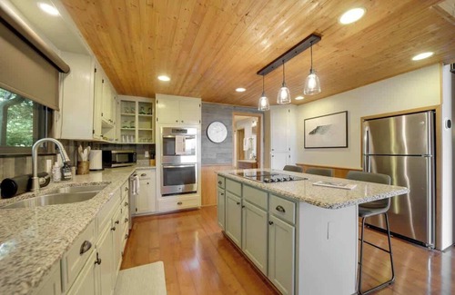 Franklin Casa | Franklin A-Frame with Hot Tub and Mountain Views - NEW TO VRBO!