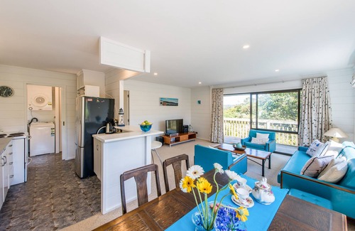 Surfdale Cabaña | Franks Treehouse - Waiheke Holiday Home