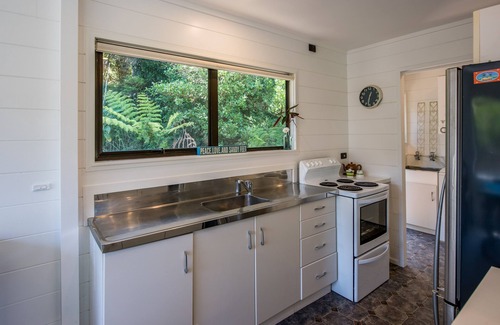 Surfdale Cabaña | Franks Treehouse - Waiheke Holiday Home
