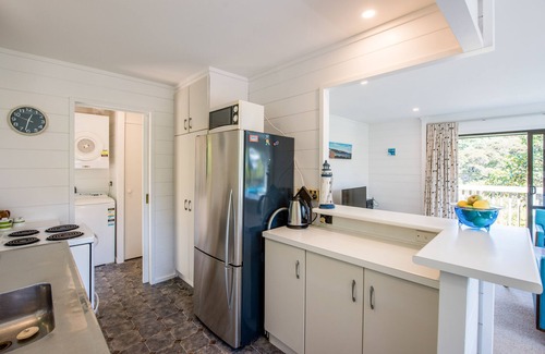 Surfdale Cabaña | Franks Treehouse - Waiheke Holiday Home