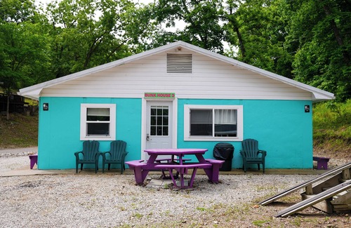 Sunrise Beach Cabina | Franky and Louie's Bunkhouse 2