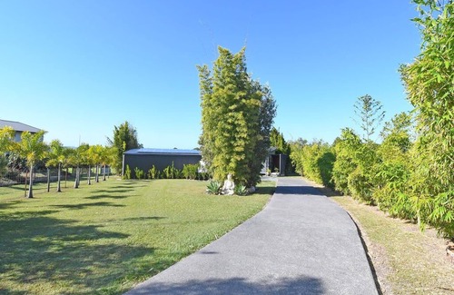 River Heads Cabina | Fraser Coast, Modern Container Home + Cabin, Pool, Pets ok, Boat Ramp 5min