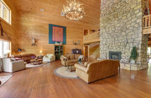 Fraziers Bottom Casa | Fraziers Bottom Cabin on 800 Acres of Land with Lake