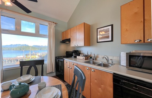 Tofino Condominio | Fred Tibbs #20 I Ocean View I Downtown I Fireplace