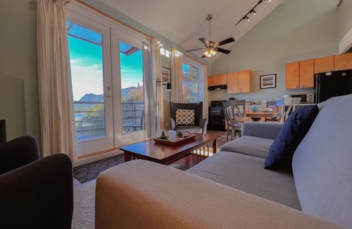 Tofino Condominio | Fred Tibbs #20 I Ocean View I Downtown I Fireplace