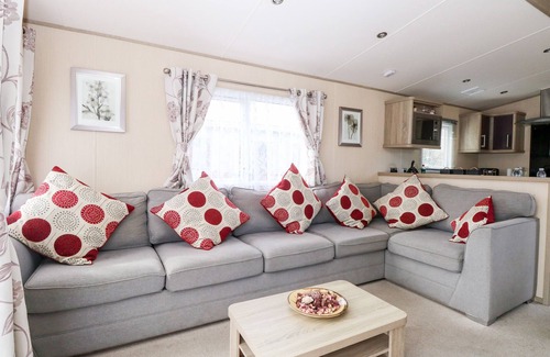 Hopton Cabaña | FREDDY'S LODGE, FOXBURROW HANG, family friendly, with pool in Fritton