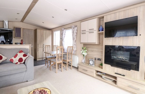 Hopton Cabaña | FREDDY'S LODGE, FOXBURROW HANG, family friendly, with pool in Fritton