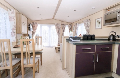 Hopton Cabaña | FREDDY'S LODGE, FOXBURROW HANG, family friendly, with pool in Fritton