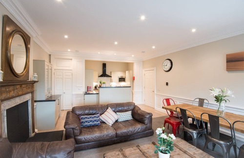 New Town Cabaña | Smart 5 Double Bed City Center Apartamento