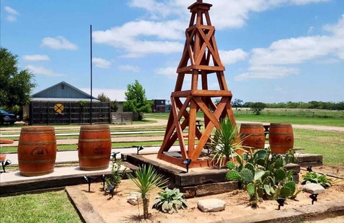 Fredericksburg Cabaña | Fredericksburg Retreat | Hot Tub & Backyard Escape