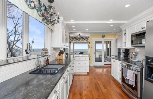 Sagamore Beach Casa | ¡Actividades GRATIS todos los días! Nuevo listado - 4BD Oceanfront Beach House - A / C, Panoramic Views of Cape Cod Bay