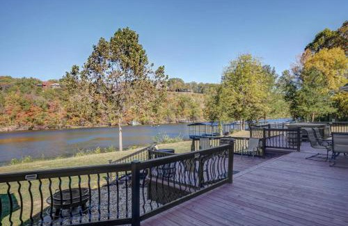 Branson Casa | Free Attraction Tickets! Trout Fishing! Private Dock! Large Family Gathering