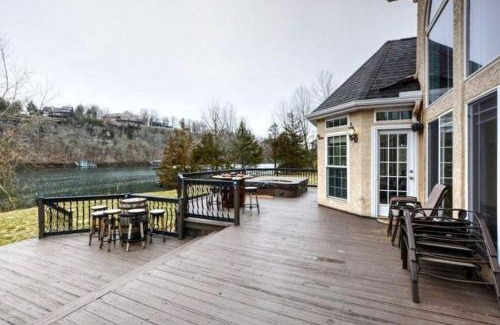 Branson Casa | Free Attraction Tickets! Trout Fishing! Private Dock! Large Family Gathering