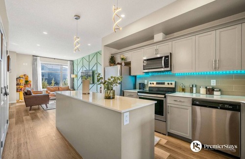 Calgary Casa | Free Banff Access » AC » King Bed » Sleep 6