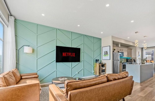 Calgary Casa | Free Banff Access » AC » King Bed » Sleep 6