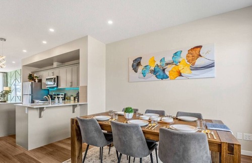 Calgary Casa | Free Banff Access » AC » King Bed » Sleep 6
