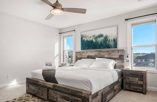 Sage Hill Casa | Free Banff Pass with California King & Indoor Fireplace