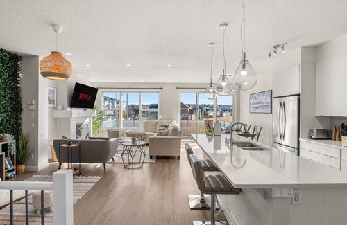 Sage Hill Casa | Free Banff Pass with California King & Indoor Fireplace
