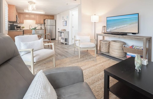 Sunnyside Condominio | FREE Beach Service! Gulf-front 2BR/2.5ba, 2 kings & bunks. Perfect for 30A & PCB
