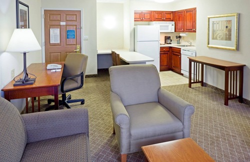 Cranbury Condominio | Free Breakfast Buffet. Outdoor Pool. Gym. Only 20 Min from Princeton.