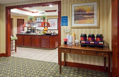 Cranbury Condominio | Free Breakfast Buffet. Outdoor Pool. Gym. Only 20 Min from Princeton.
