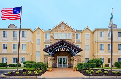 Cranbury Condominio | Free Breakfast Buffet. Outdoor Pool. Gym. Only 20 Min from Princeton.