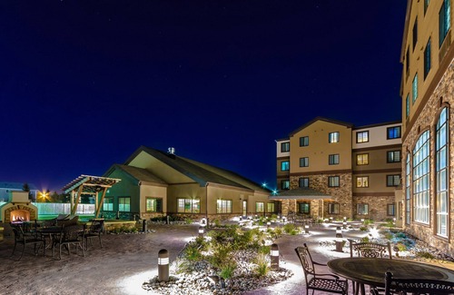 Grand Forks Condominio | Desayuno gratis. Piscina cubierta y bañera de hidromasaje. 15 minutos a pie de la Universidad de Dakota del Norte.