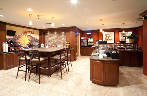 Great Falls Condominio | Desayuno gratis. Piscina cubierta y bañera de hidromasaje. En el rio Missouri.