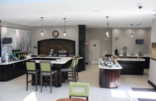 Miamisburg Apartamento | Movilidad Suite Queen Accesible | Wi-Fi gratis, desayuno diario gratuito + acceso a la piscina