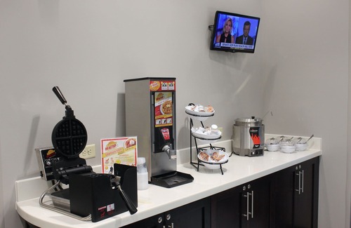 Miamisburg Apartamento | Movilidad Suite Queen Accesible | Wi-Fi gratis, desayuno diario gratuito + acceso a la piscina