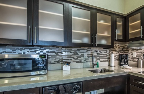 Longview Apartamento | Desayuno gratis. Piscina cubierta y bañera de hidromasaje. Corto viaje al centro de convenciones Maude Cobb.