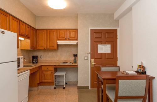 Shearer Hills - Ridgeview Condominio | Desayuno gratis + piscina al aire libre | ¡Suite con ducha a ras de suelo a solo 15 minutos del paseo del río!