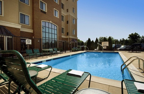 Linthicum Heights Apartamento | Desayuno de cortesía + piscina al aire libre | Estudio accesible para personas con discapacidad auditiva cerca del aeropuerto BWI