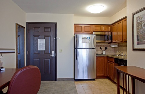 Palmdale Apartamento | Free Breakfast. Outdoor Pool & Hot Tub. Great for Business Travelers!