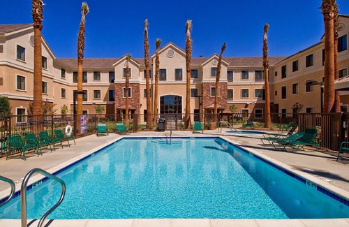 Palmdale Apartamento | Free Breakfast. Outdoor Pool & Hot Tub. Great for Business Travelers!
