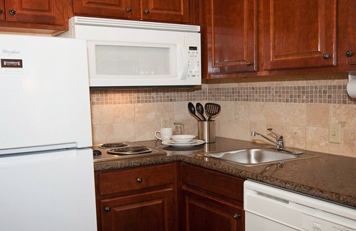 Greenwich Condominio | Desayuno gratis. Piscina al aire libre. Cerca de las oficinas de Boeing y Koch Industries.