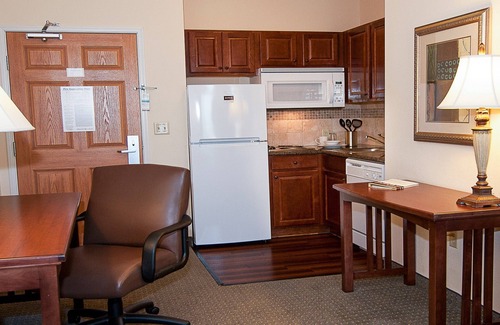Greenwich Condominio | Desayuno gratis. Piscina al aire libre. Cerca de las oficinas de Boeing y Koch Industries.
