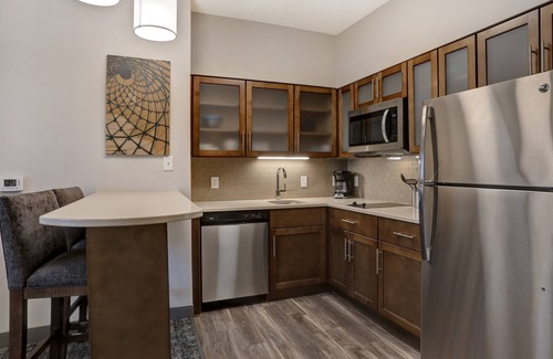 Overland Park Condominio | Free Breakfast. Pool. Shared BBQ. Gym.