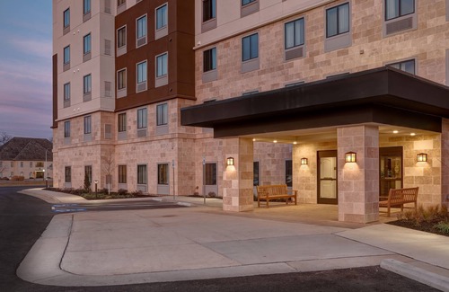 Overland Park Condominio | Free Breakfast. Pool. Shared BBQ. Gym.